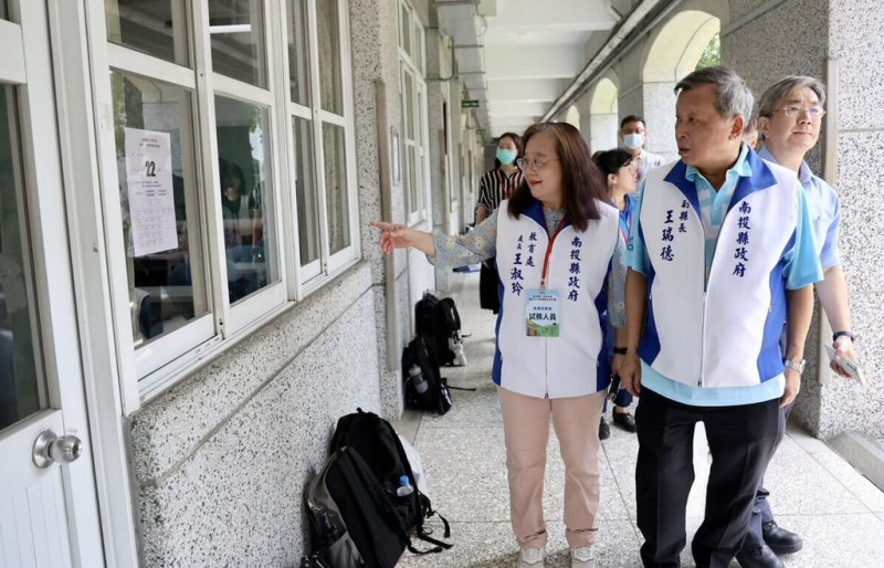 南投縣114學年度國民中小學暨附設幼兒園教師聯合甄選初試8日在南投國中登場，南投縣副縣長王瑞德（前右）等人巡視考場。（南投縣政府提供）中央社記者蕭博陽南投縣傳真  114年6月8日   