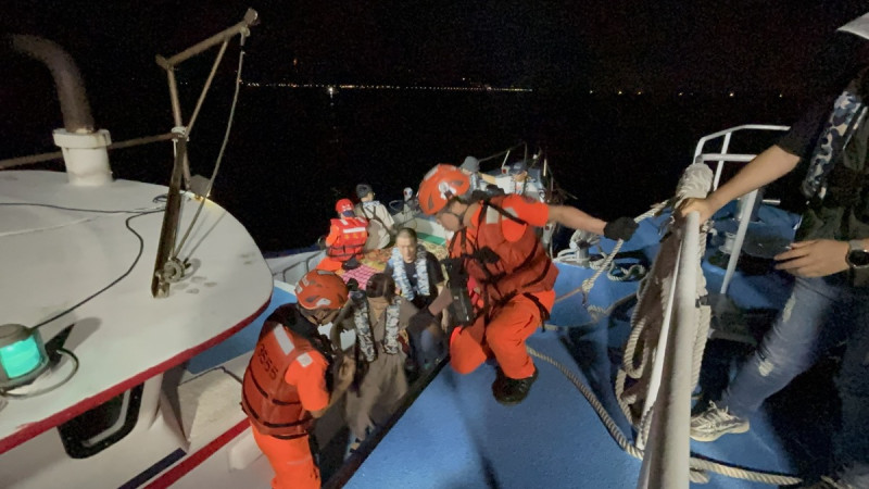 海巡署7日19時許接獲「萬O168」娛樂漁業漁船報案，稱該船於新北市金山外海燭台嶼擱淺，派出3巡防艇救援47人。   圖：海巡署提供