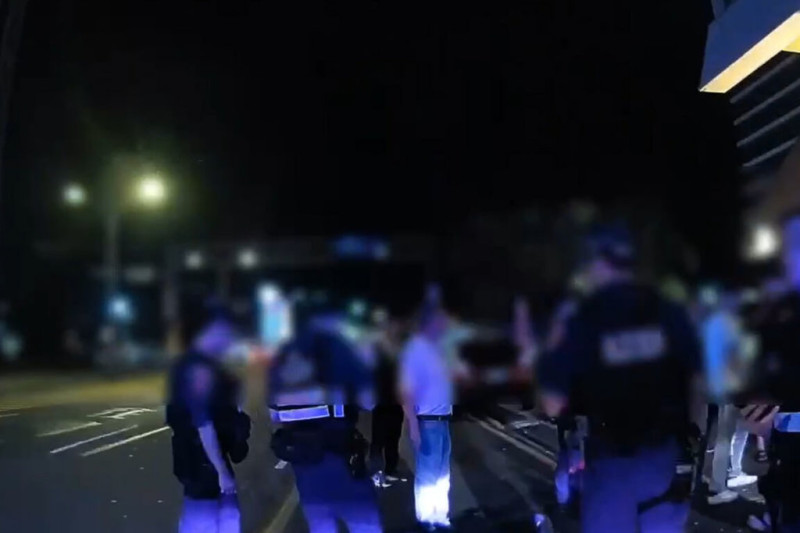 台南警方8日凌晨接獲通報，指安平區台南大舞廳外有民眾糾紛，警方到場處理，將涉嫌動手打人的廖姓男子壓制逮捕。（讀者提供）中央社記者楊思瑞台南傳真  114年6月8日   