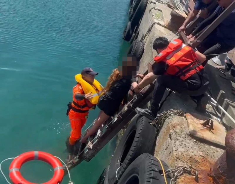 屏東縣小琉球8日發生1起跳海事件，姨甥關係的2名遊客疑酒後起爭執，相繼在白沙漁港碼頭跳海，海巡人員實施救援，順利將2名遊客救起。（請珍惜生命。衛福部安心專線「1925」、生命線「1995」）（海巡署南部分署第五岸巡隊提供）中央社記者黃郁菁傳真  114年6月8日   