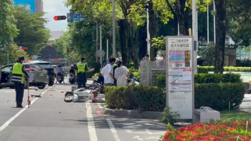 台南市成功大學旁今（8）日下午發生一起嚴重交通事故，78歲劉姓婦人駕駛小客車疑似失控暴衝釀3人受傷，其中1人命危。（翻攝自記者爆料網）   