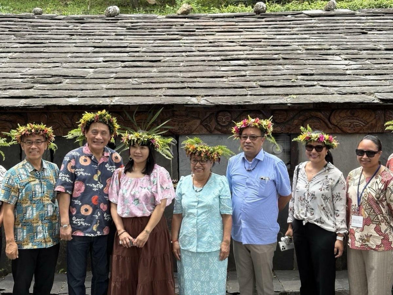 馬紹爾群島共和國總統海妮伉儷(右四、三)率團參訪台灣原住民族文化園區,與原住民族委員會主委曾智勇(左二)等合影。 圖:外交部提供 馬紹爾群島共和國總統海妮伉儷(右四、三)率團參訪台灣原住民族文化園區,與原住民族委員會主委曾智勇(左二)等合影。 圖:外交部提供