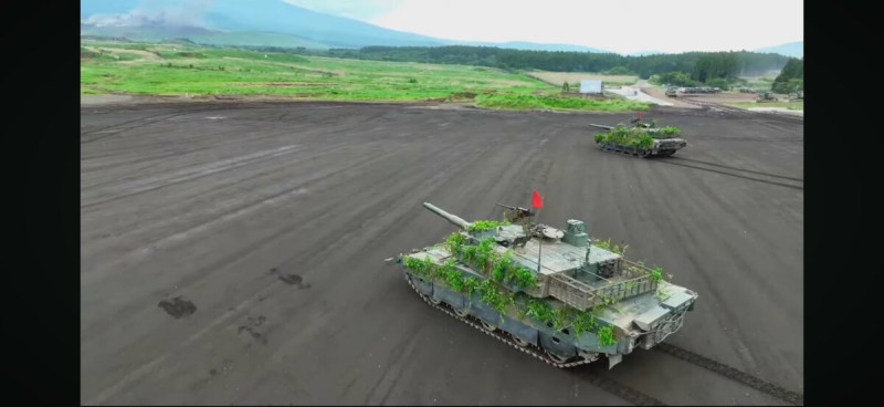 日本陸上自衛隊今日( 8 日)在靜岡縣東富士演習場舉辦「 2025 富士綜合火力演習」，號稱自衛隊規模最大的實彈演習也吸引大量民眾關注。   圖：翻攝自 @513_001 X 帳號