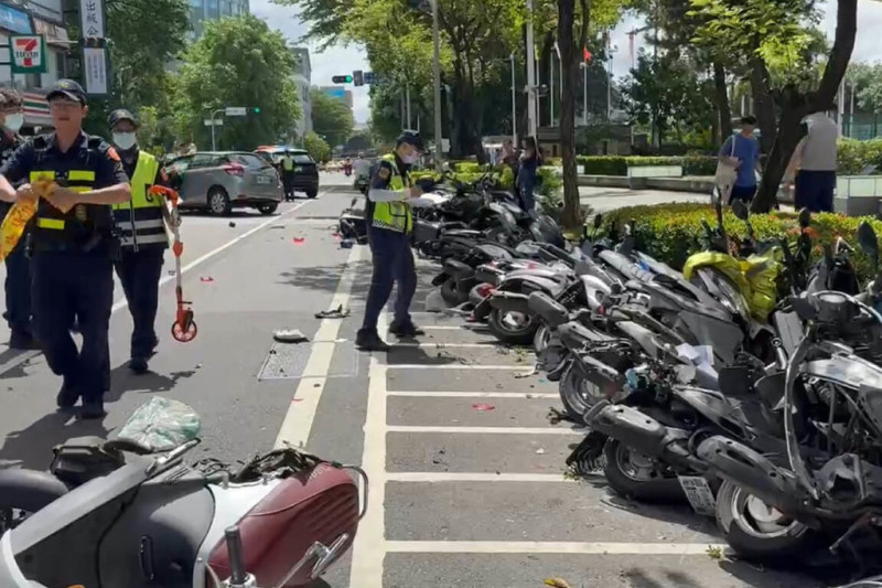 台南市東區勝利路與大學路口8日下午發生7旬婦人駕駛自小客車疑失控暴衝，先追撞機車及腳踏車再撞倒路旁停放機車事故，共造成1死2傷，警方獲報到場蒐證處理。（讀者提供）中央社記者楊思瑞台南傳真  114年6月8日   