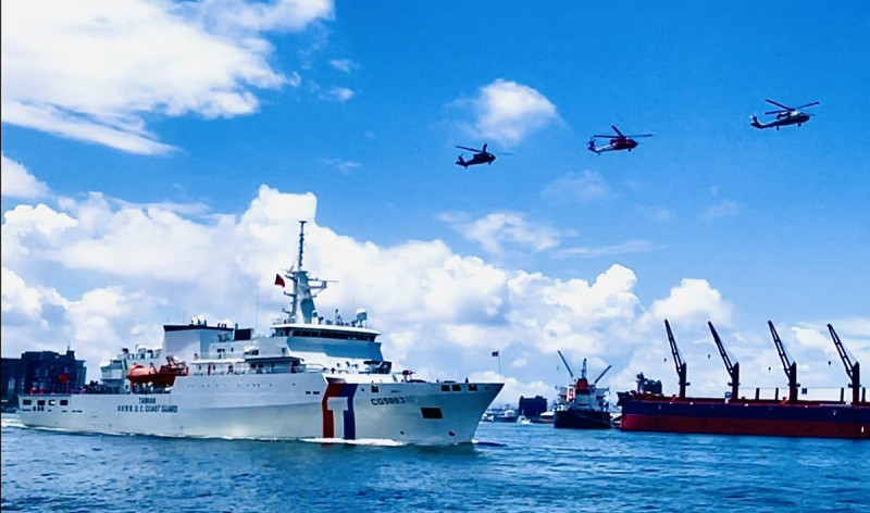 海巡署「海安12號」演習海空分列式。   圖：海洋委員會/提供