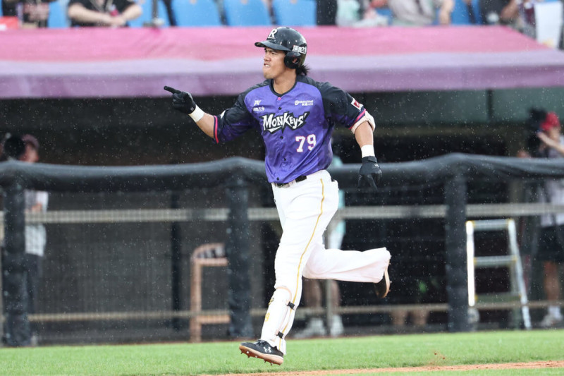 中華職棒樂天桃猿隊野手林智平（圖）7日以40歲76天年齡開轟，改寫自己保持的隊史最年長開轟紀錄。（樂天桃猿提供）中央社記者謝靜雯傳真  114年6月8日   