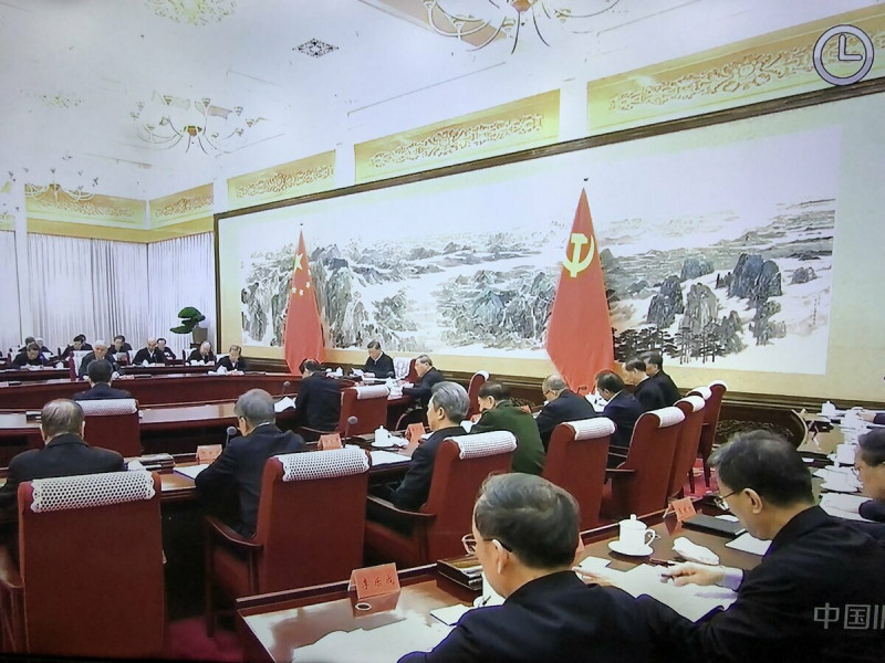  過往何衛東僅缺席軍委會議，如今卻缺席公開重大葬禮，引發「死亡傳聞」。 圖：翻攝自X 