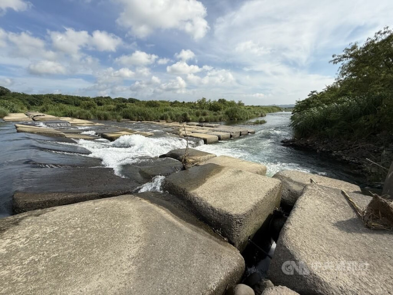 越南籍阮姓移工在苗栗縣後龍溪溺水失蹤,苗栗縣消防局9日搭配空拍機和地面人員進行搜尋,由於攔沙壩下方有多處暗流,初步不排除溺水男子可能被漩渦吸入卡在河底。中央社記者管瑞平攝 114年6月9日