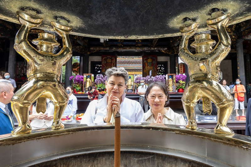 瓜地馬拉總統阿雷瓦洛（Bernardo Arévalo de León）與第一夫人貝娜多（Lucrecia Peinado）近日來台進行國是訪問。外交部長林佳龍特別請夫人廖婉如再訪印象深刻的龍山寺。   圖：擷自林佳龍臉書粉專