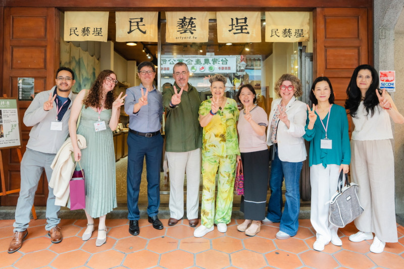 阿雷瓦洛總統也在第二天(6/7)加入廖婉如與貝娜多的行程,共同造訪大稻埕,並由「民藝埕」創辦人周奕成接待,彼此交流台灣文化、社區營造與文創議題。 圖:擷自林佳龍臉書粉專