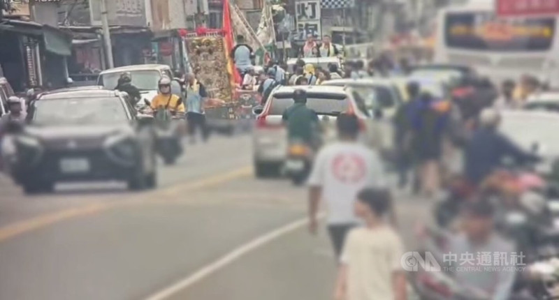 台北市霞海城隍廟8日進行遶境活動，參與陣頭行經延平北路四段一帶時，有團員將燃畢煙火踢至路旁擺放鞭炮處，周姓男子見狀勸阻，雙方引發口角衝突，周男反遭3名團員圍毆，警方獲報循線追人並通知到案說明。（翻攝照片）中央社記者黃麗芸傳真  114年6月9日   