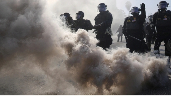 美國加州洛杉磯陷入非法移民爆亂,鎮暴警察釋放催淚瓦斯。 圖 : 翻攝自騰訊網