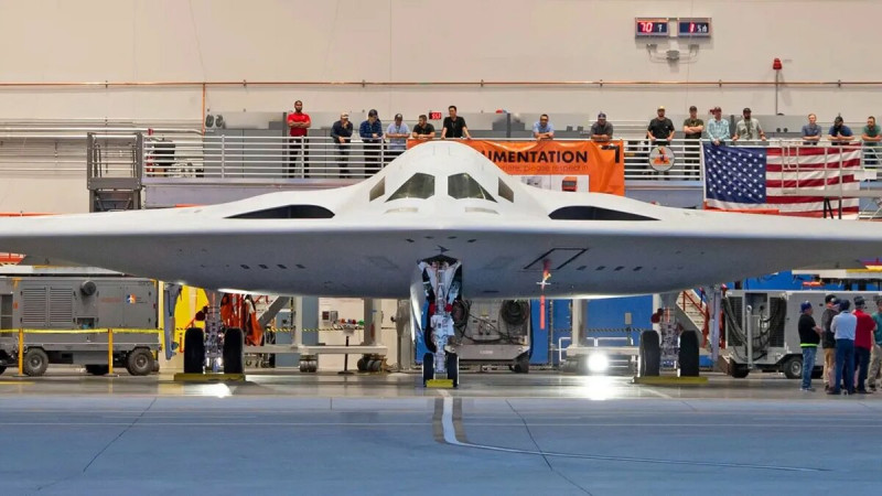 該名網友認為,「殲-36 」的實際大小遠不及美軍 B-21 ,對其實際作戰能力抱持高度的懷疑。 圖:翻攝自 @SuTNkwfrFkMhHsG X 帳號