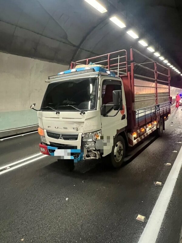 國道5號雪山隧道南向21.3公里處9日中午發生3車擦撞事故，警方初步了解，行駛在內側車道的貨車駕駛，因精神不濟偏移車道，擦撞行駛在外側車道的客運後，再往內側車道撞擊休旅車，休旅車內一名男性乘客脖子受有輕傷送醫，現場車流一度回堵。（讀者提供）中央社記者王朝鈺傳真  114年6月9日   