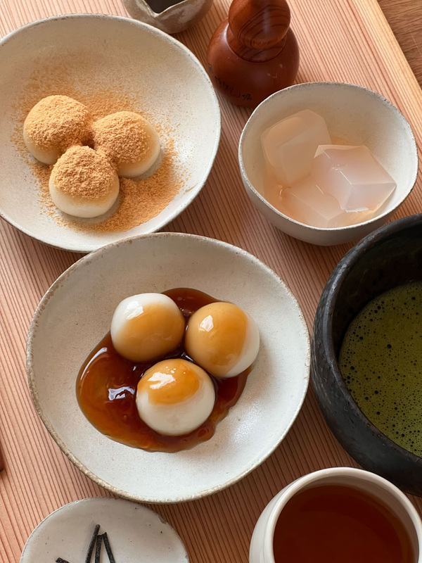 店鋪人氣必點|黑蜜黃豆粉白玉。現點現磨的香濃黃豆粉,淋上以沖繩波照間黑糖與和三盆糖熬製的自家製黑糖蜜,搭配柔軟Q彈的手工白玉,入口香甜滑順,層次豐富,經典招牌甜品不可錯過。 圖:©甘味みつや/提供