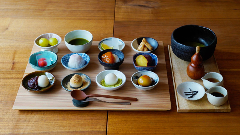 推薦招牌「みつや小皿御膳」,以十二道迷你和菓子組成,包含四款白玉與當季限定甜點,一次盡嚐日本甘味的精粹與四季風情。 圖:©甘味みつや/提供