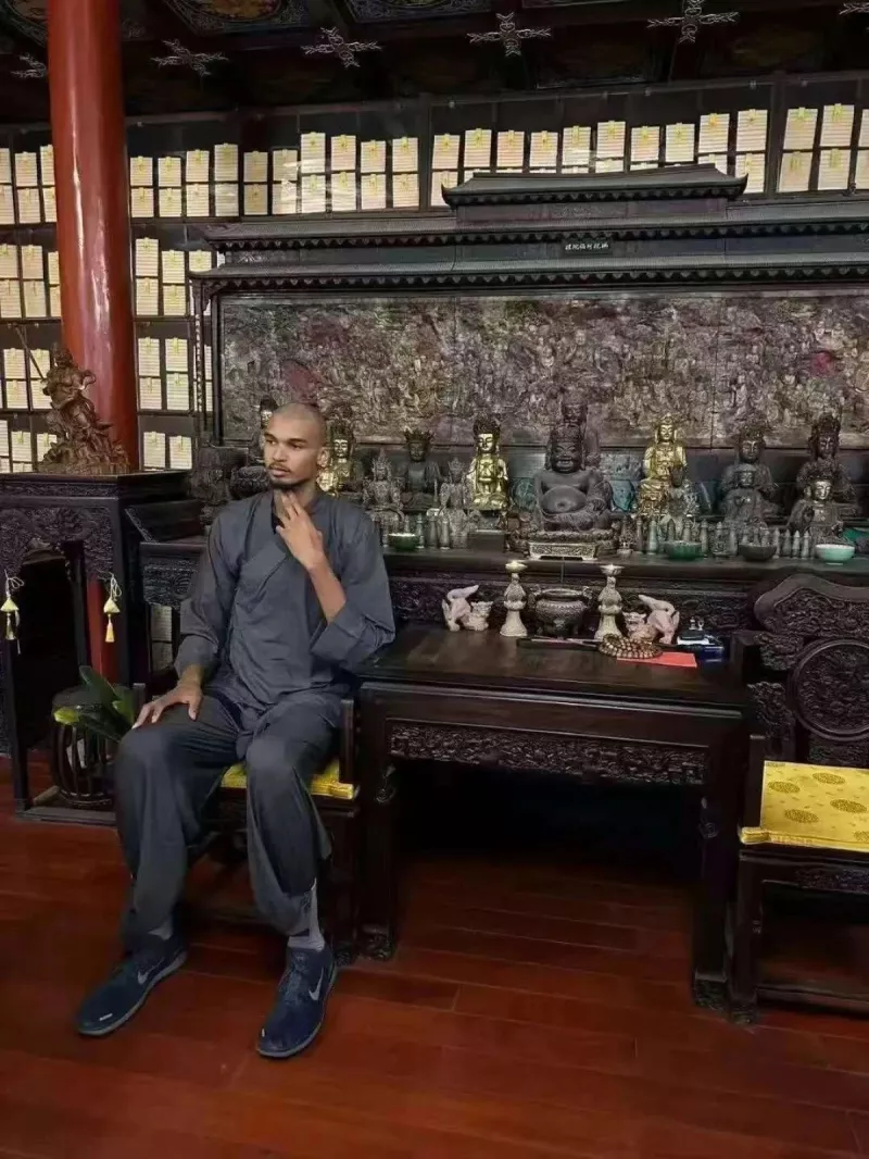據悉，NBA 新星文班亞馬不僅深陷少林寺文化的魅力，更請寺內師父替他剃度出家，準備進行為期 10 日的修行。   圖：擷取自《騰訊網》