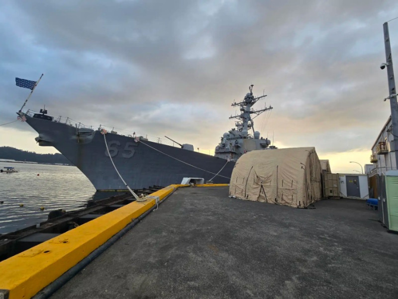 美國海軍「班福德號（USS Benfold，DDG-65）」驅逐艦在菲律賓蘇比克灣進行「戰時維修」模擬演練。   圖：翻攝US NAVY