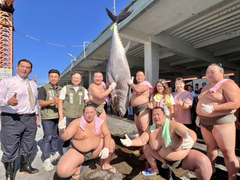 來自日本的錣山部屋力士前來屏東挑戰扛起大尾黑鮪魚。   圖：屏東縣政府/提供