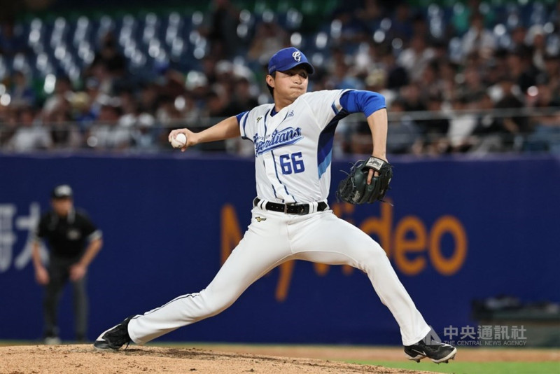 中華職業棒球大聯盟富邦悍將隊明天對戰統一7-ELEVEn獅隊,派投手李東洺先發。(中央社檔案照片)