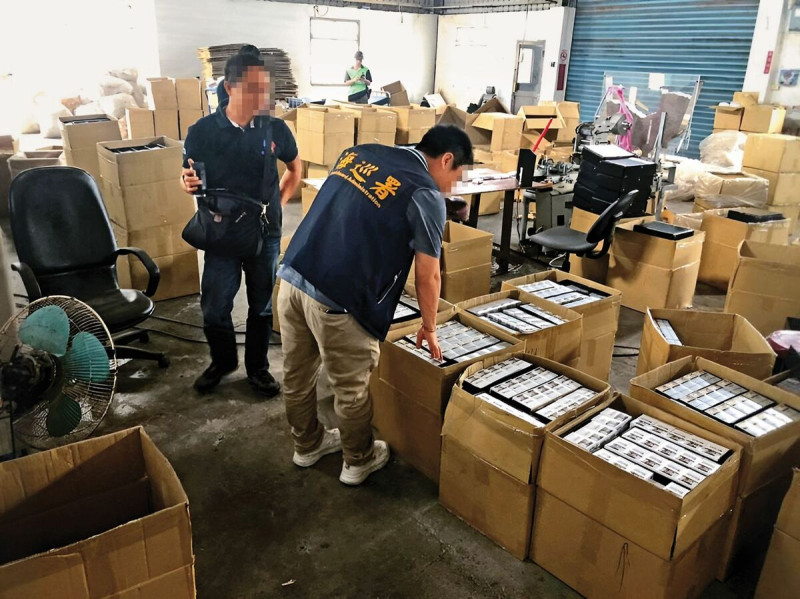 海巡署頻頻偵破私菸案，卻爆發績效造假涉嫌詐領獎金，圖為2019年5月10日海巡署查獲彰化二林一處私菸工廠，10天後發出新聞稿指稱逮捕徐姓負責人，沒想到請領獎金時負責人卻換人頂替，疑雲重重。   圖：海巡署提供