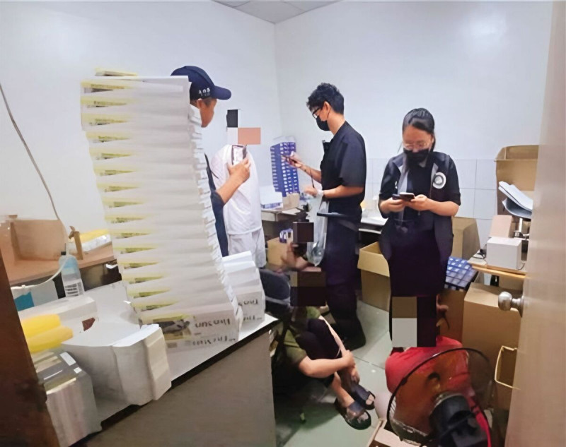 彰化海巡署查緝私菸，頻傳「內神通外鬼」，以人頭扛下罪責，大筆罰鍰也成呆帳。圖非當事人。   圖：（彰化專勤隊提供）