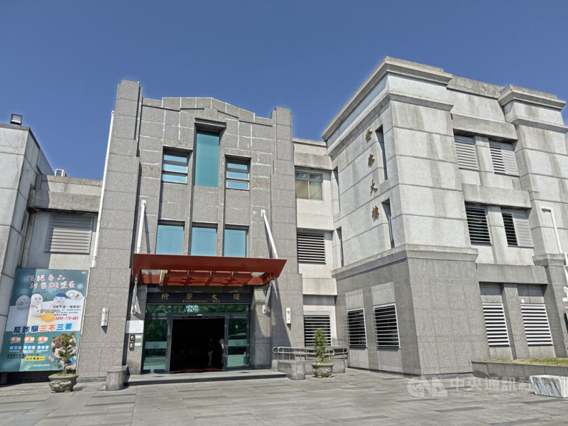 花蓮檢警偵辦太平洋公園浮屍案，死者33歲林姓女子頭部有外傷，監視器拍攝到疑似打鬥畫面，循線追查拘提26歲呂姓男子、43歲姜姓司機到案說明，花蓮地檢署檢方訊後，呂男聲押獲准、姜男新台幣10萬元交保。中央社記者張祈攝 114年6月10日   