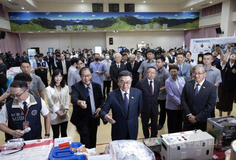 財政部關務署10日舉行第12波安居緝毒專案暨重大毒品案件發布記者會,行政院長卓榮泰(前左4)等人出席見證專案成果,法務部長鄭銘謙(前左3)在旁陪同說明。中央社記者趙世勳攝 114年6月10日