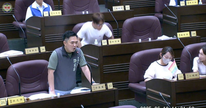 民進黨桃園市議員許家睿10日在議會提出臨時動議，要求市政府於接下來的罷免活動中，務必恪守行政中立原則。然而該提案竟遭在場國民黨議員全體否決，他痛批「行政中立很難嗎？」   圖：翻攝桃園市議會直播