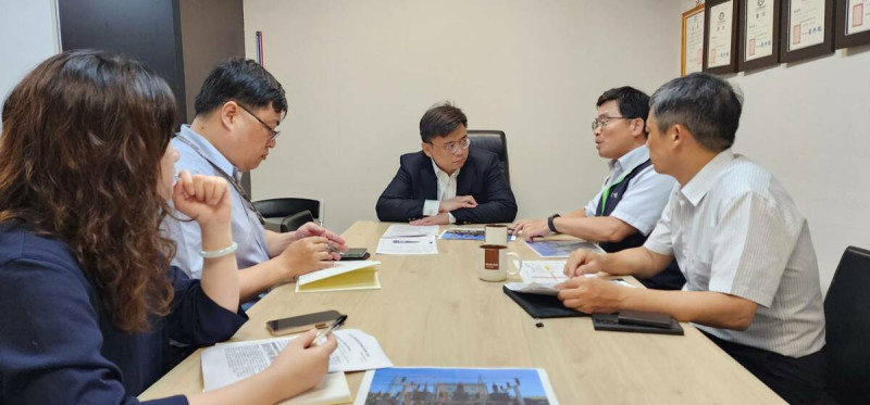 賴瑞隆(中)要求台電增加各項設備汰換速度。   圖：賴瑞隆辦公室/提供