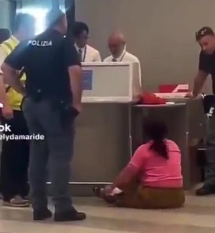 一名華人婦女因行李尺寸問題,與義大利米蘭馬爾彭薩國際機場地勤人員發生激烈爭執。 圖:翻攝自 tiktok