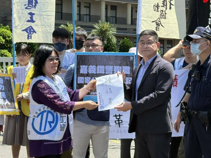 政院出面接陳情者為交通環境資源處副處長黃志元,黃志元表示已有邀集相關單位說明,產工表示將會與警察工作權益推動會共同發函要求行政院將列管進度告知工會,以及若解除列管也應敘明理由。 圖:翻攝自台鐵產業工會臉書