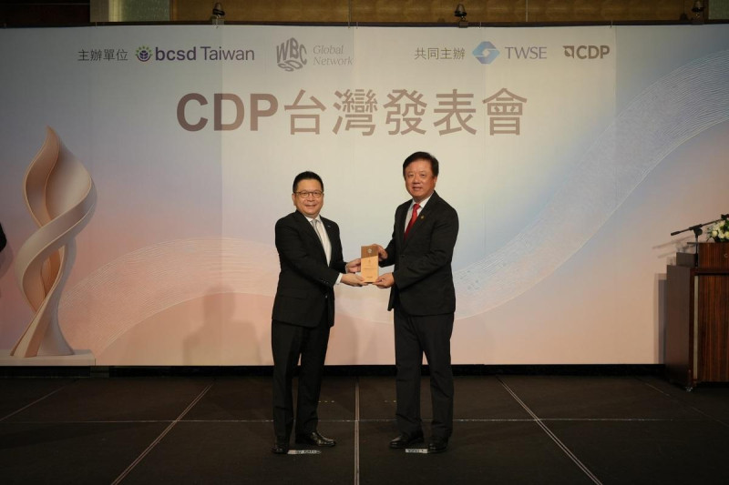 中華電蟬聯CDP氣候評鑑A List佳績，中華電簡志誠董事長(右)獲臺灣證券交易所林修銘董事長(左)頒獎。   圖: 中華電/提供