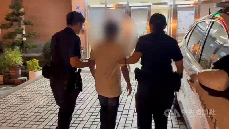 林姓男子（中）9日駕駛租賃車，衝撞台中市北屯區一家精品店後逃逸，警方循線通知到案釐清，詢後依恐嚇、毀損罪嫌法辦。（翻攝照片）中央社記者蘇木春傳真 114年6月10日   