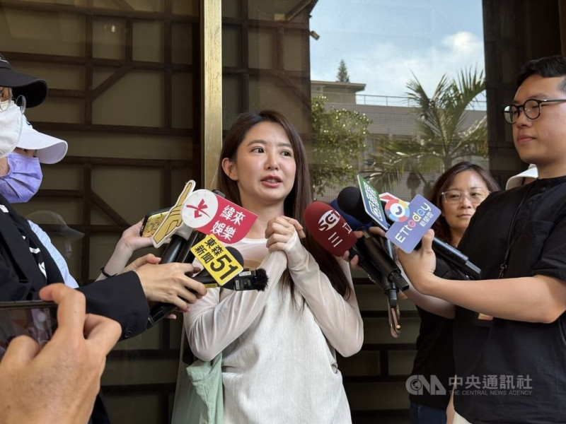 藝人郭書瑤（中）113年被指控是惡鄰居，郭女不滿管委會提供照片給媒體，提告管委會涉嫌違反個資法。台北地檢署10日傳喚郭書瑤說明。郭書瑤表示，這件事情有一點點複雜，就交給律師處理。中央社記者林長順攝  114年6月10日   