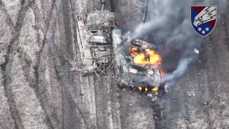 甚至就連 T-72 主戰坦克都可能因被無人機精準打擊而毀壞。 圖:擷取自 @mouw5284 X 分享影片