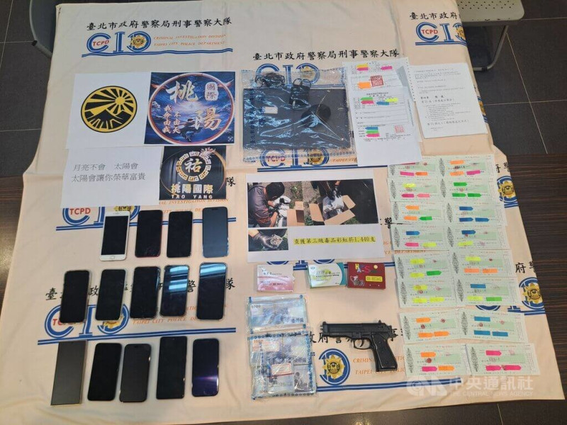 桃園市黃姓男子在連鎖藥局擔任店長，竟夥同天道盟太陽會成員到店購藥再索要體傷賠償金，黃男向公司稱若支付顧問費可幫磋商，藥局察覺有異報警處理，警方循線逮獲8嫌送辦，並查扣相關贓證物。（翻攝照片）中央社記者黃麗芸傳真  114年6月10日   