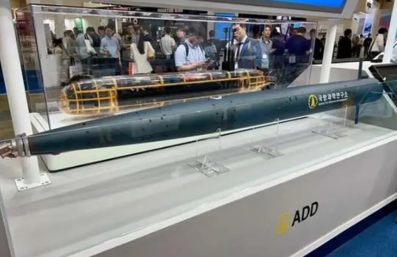 南韓軍方近期透過「Madex-2025 國際海軍展覽會」再次展示該國自主研發的超空泡高速魚雷，預估最快將於今年 9 月研發完成。   圖：翻攝自 騰訊網 天眼看亞太