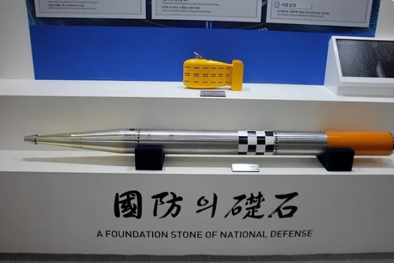 有中國專家警告稱,雖然超空泡魚雷已經是上個世紀 90 年代的技術,但在與無人設備搭配後,仍可能帶來較大的威脅性。圖為 2017 年南韓軍方首次展示的超空泡魚雷模型。 圖:翻攝自 騰訊網 天眼看亞太