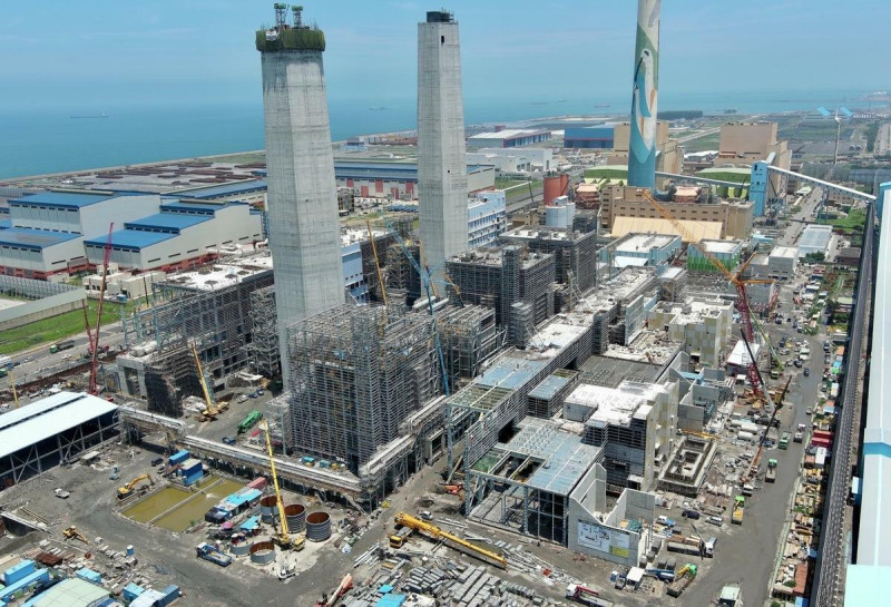 台中電廠近年因苗栗通霄電廠更新燃氣機組得以減煤600萬噸，台中市府卡關台中電廠新燃氣機組15個月期間，由其他電廠扛下發電責任，圖為台中電廠新燃氣機組。   圖：台電提供