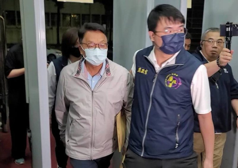前民進黨立委陳歐珀（中）涉嫌於立委任內收受物流公司不正利益遭檢廉搜索約談，4日凌晨移送台北地檢署複訊。中央社記者謝幸恩攝 114年6月4日   