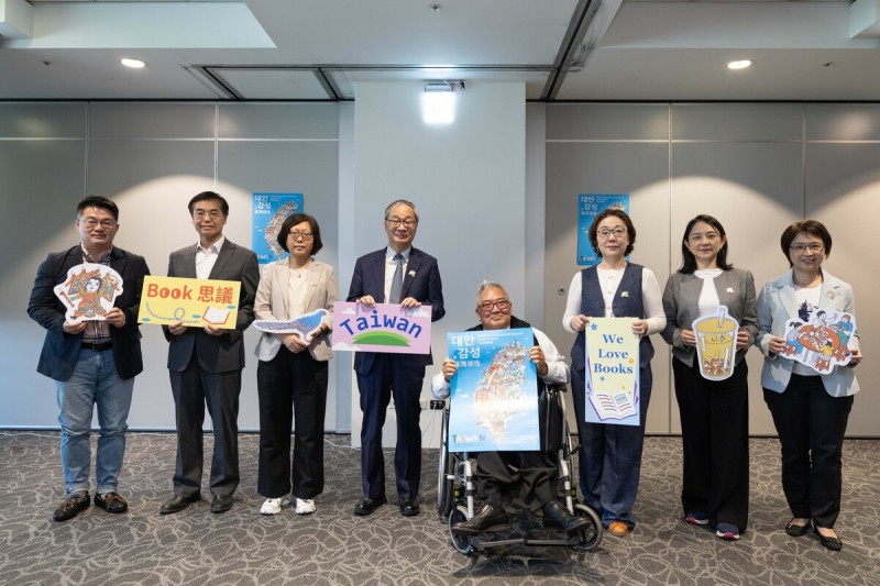 左起:二二八事件紀念基金會執行長藍士博、國家人權博物館館長洪世芳、文化部人文及出版司司長楊婷媜、文化部部長李遠、台北書展基金會董事長郝明義、文策院董事長王時思、文策院副院長張文櫻、台灣文學館館長陳瑩芳。 圖:文策院提供