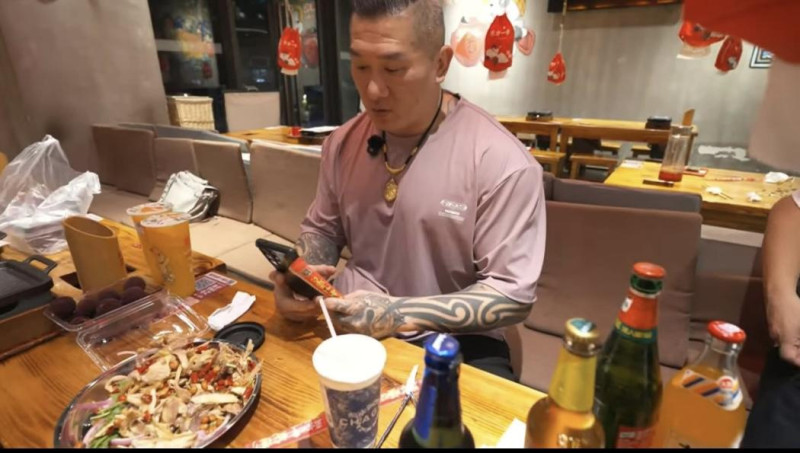 館長在上海進行直播。   圖：翻攝自館長惡名昭彰YT