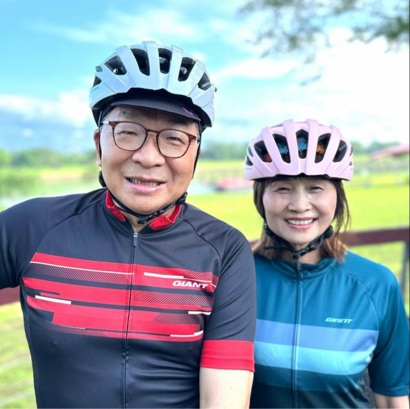 台北地檢署10日針對陳歐珀浮報助理費一事，指揮廉政署兵分3路搜索，傳喚前助理林家煒、王宛娟、李嘉玉、劉恭銘及徐慧諭(右)到案說明，並在訊後諭令徐慧瑜以150萬元交保，林、劉2助理請回，王、李2助理5萬元交保。   圖：翻攝陳歐珀臉書