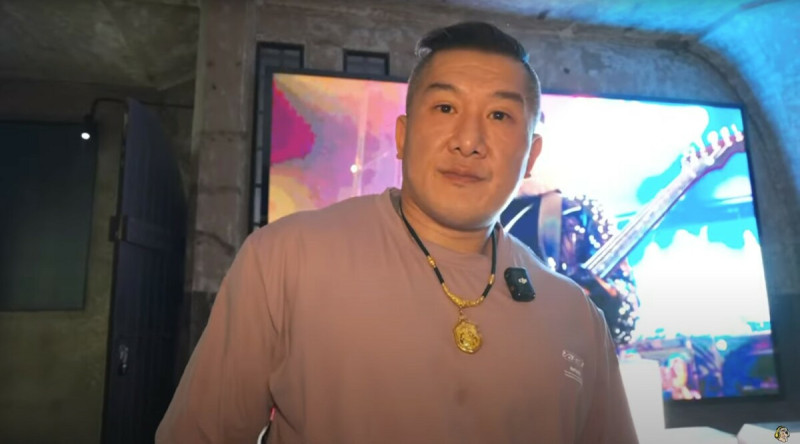 館長赴中直播狂讚中國，但遭網友質疑幫中國進行大外宣   圖：翻攝自館長直播畫面