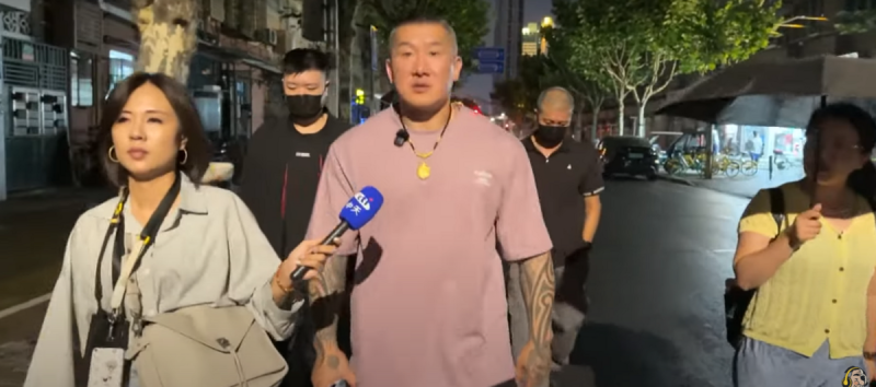 館長赴中直播狂讚中國，焦糖哥批其連罵X你娘的自由都沒了。   圖：翻攝自館長直播畫面