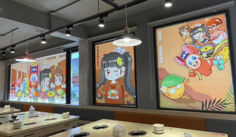 「錢都日式涮涮鍋 板橋雙十店」作為全台唯一星城主題店，門市二樓牆面佈滿星城好冰友名畫詮釋系列壁貼。   圖：網銀國際／提供