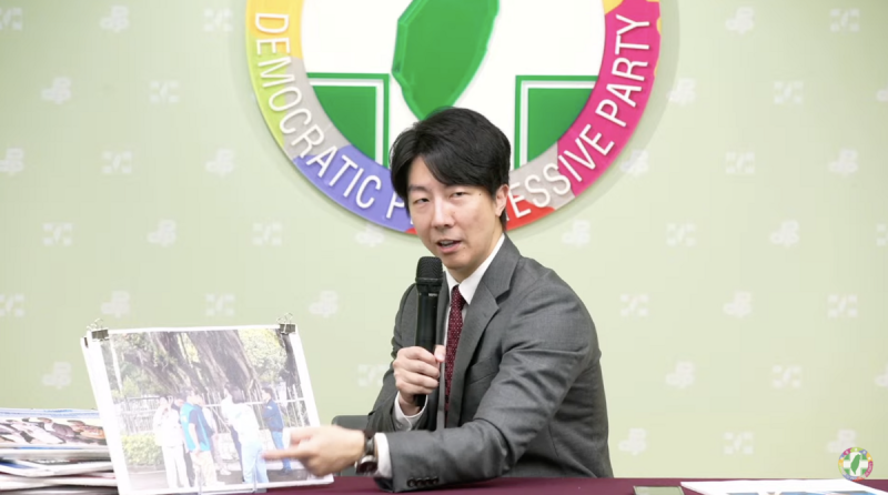 吳崢秀出林岳龍與朱立倫、王鴻薇等人在北檢前的照片。   圖：翻攝自民進黨YT