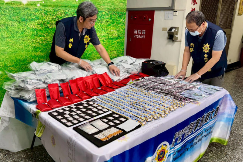 以張姓男子為首的販毒集團長期以雲林濱海地區廢棄倉庫為據點，台南警方與刑事局、雲林警方共組專案小組，查緝8人到案，並起獲大量毒品。（台南市刑警大隊提供）中央社記者楊思瑞台南傳真  114年6月11日   