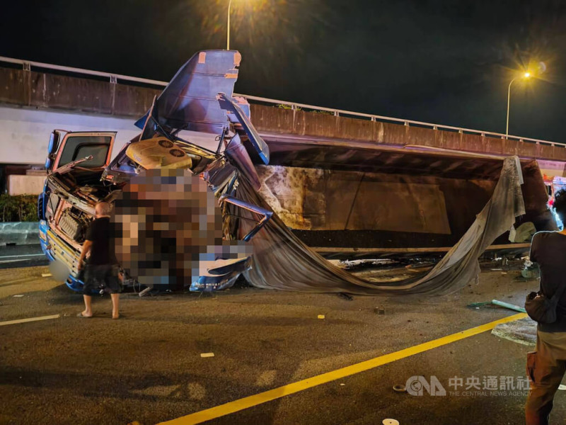 國道1號南下17.9公里內湖段11日發生死亡事故，1輛砂石車不明原因擦撞護欄後翻覆，43歲林姓男駕駛送醫不治。（翻攝照片）中央社記者黃麗芸傳真  114年6月11日   